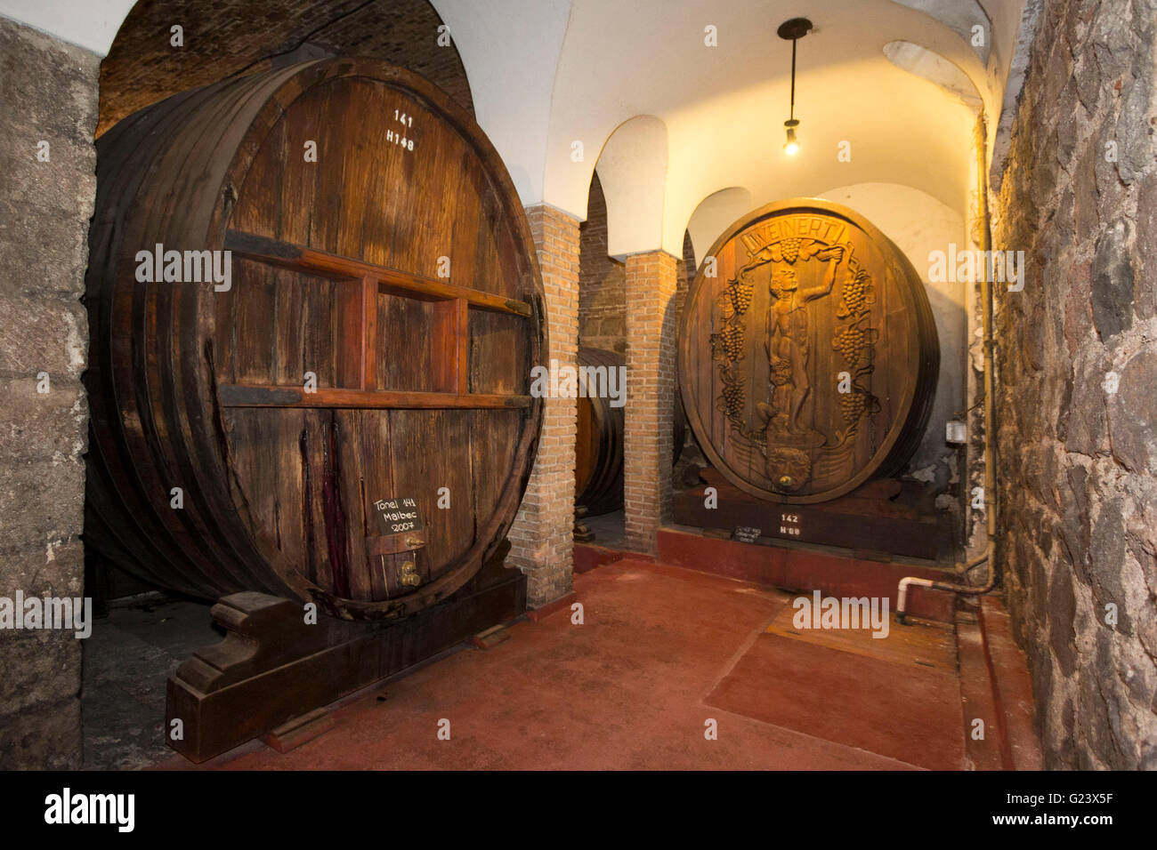 Große Eiche Weinfass in Bodega Weinert, Mendoza, Argentinien. Weinmuseum Stockfoto