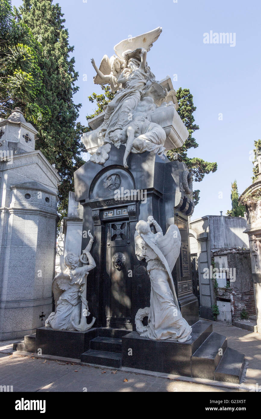 Gräber auf dem berühmten Friedhof Cementario De La Recoleta in Buenos Aires Stockfoto