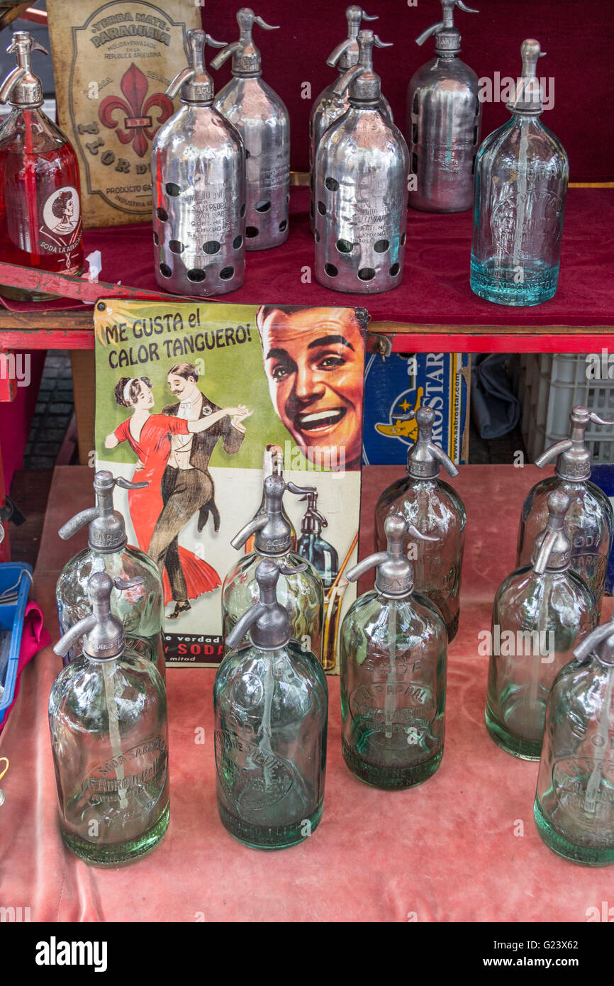 Soda-Wasser in Flaschen Antique Markt, Plaza Dorrego, San Telmo, Buenos Aires, Argentinien Stockfoto