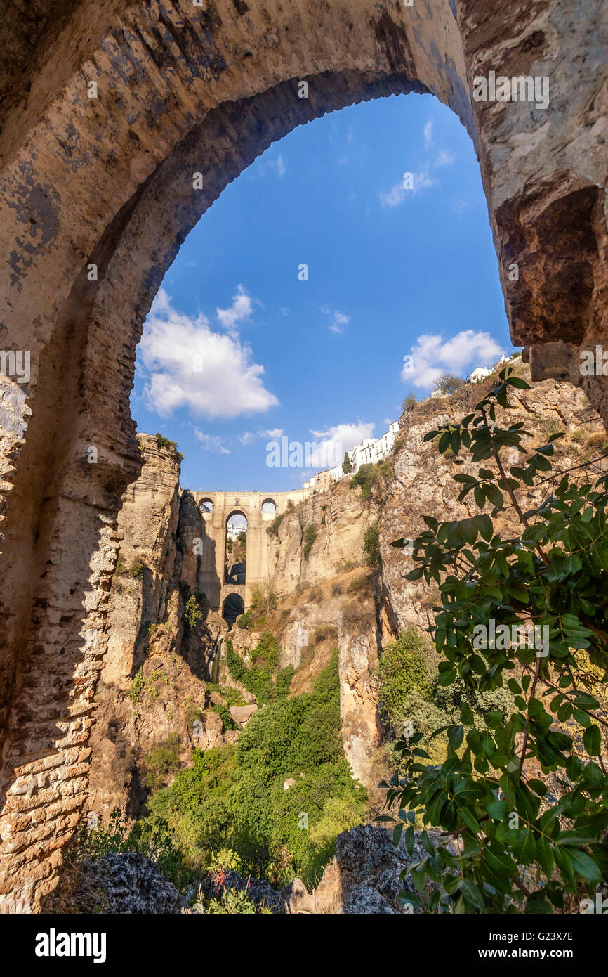 Neue Brücke und Parador Nacional von Tajo-Schlucht, Ronda, Provinz Malaga, Andalusien, Spanien Stockfoto