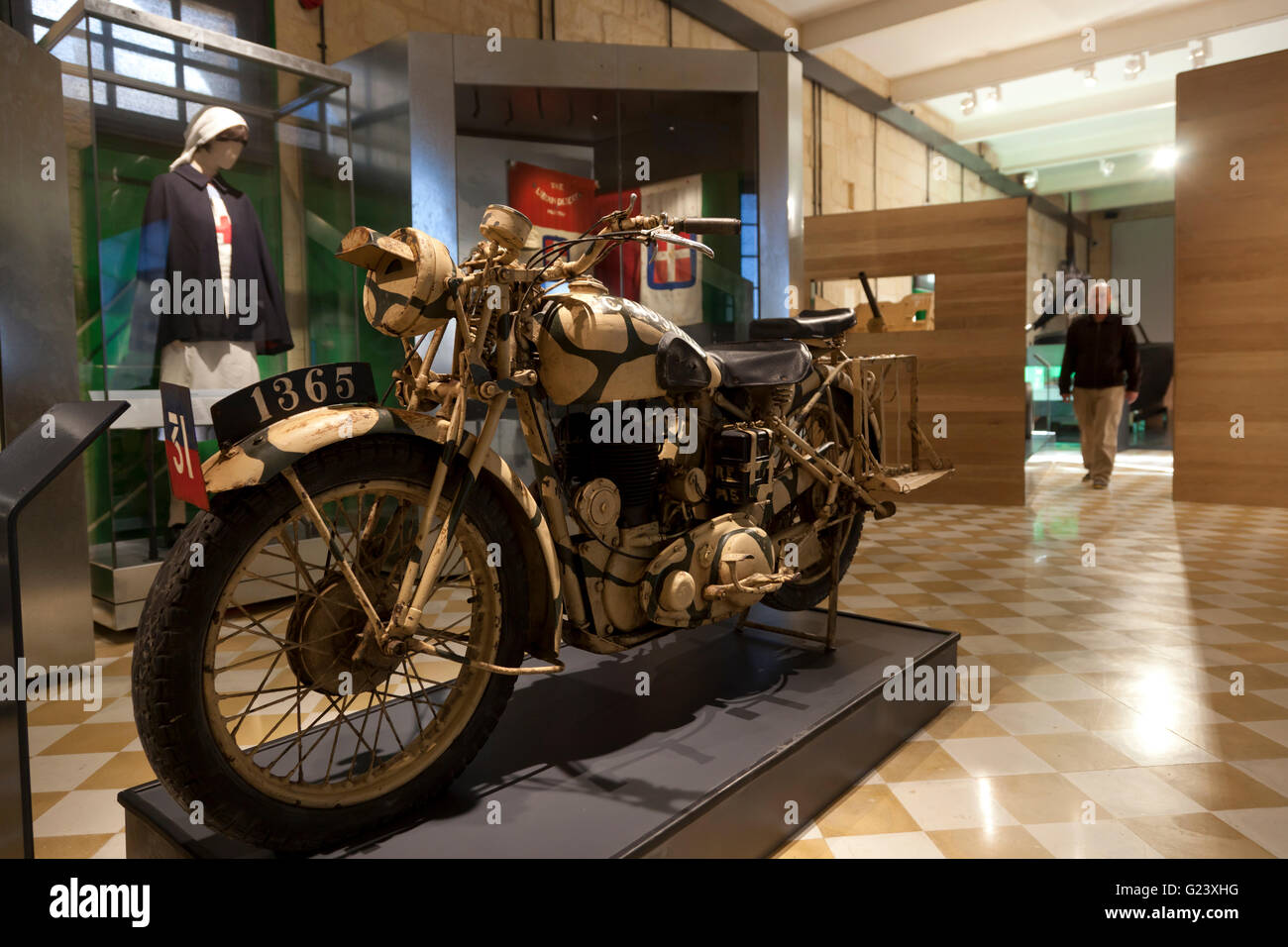 Ein zweiter Weltkrieg-Motorrad und andere Exponate im War Museum in Fort St. Elmo in Valletta. Stockfoto