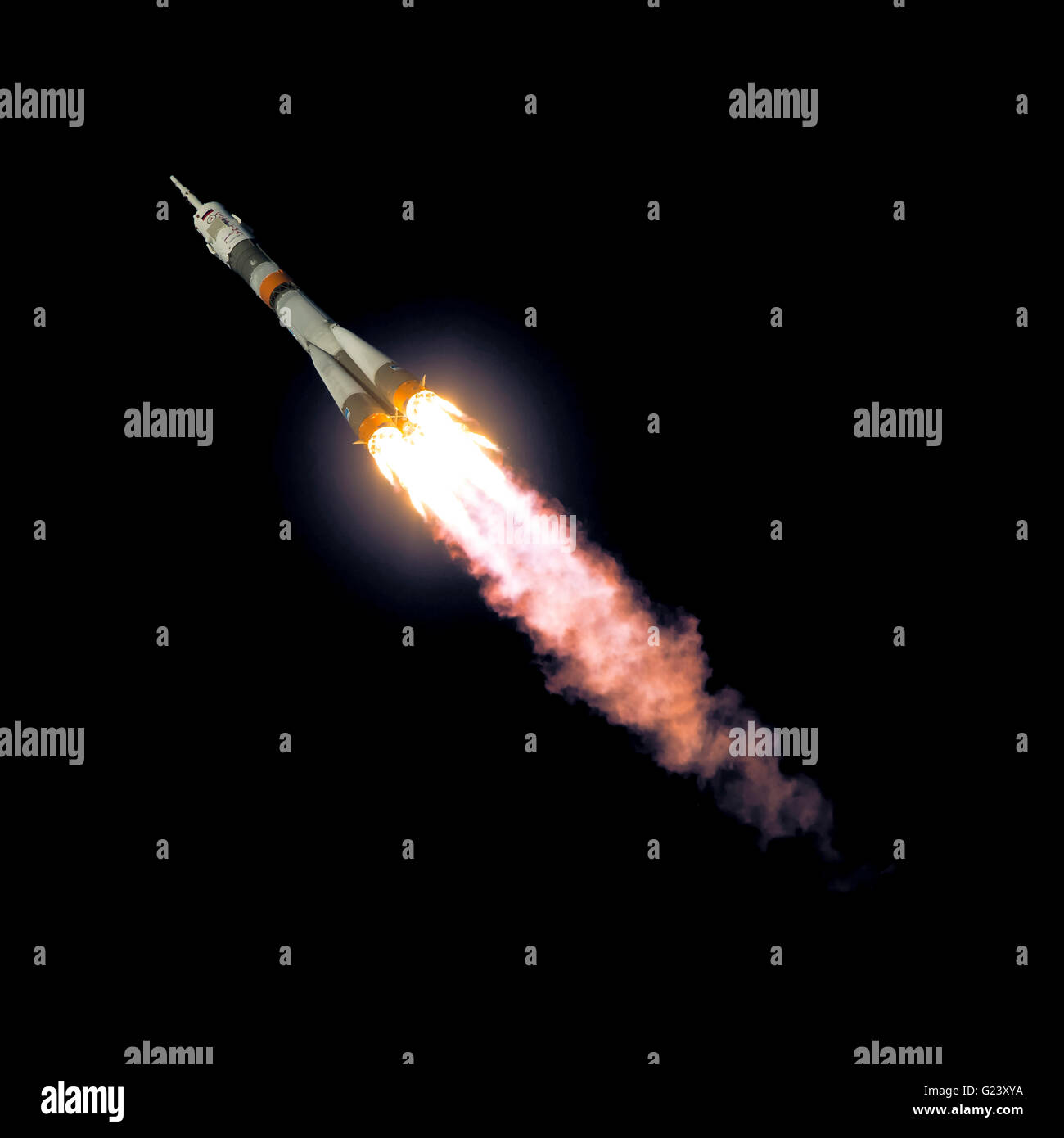 Ballistische Trägerrakete auf schwarzem Hintergrund isoliert Stockfoto