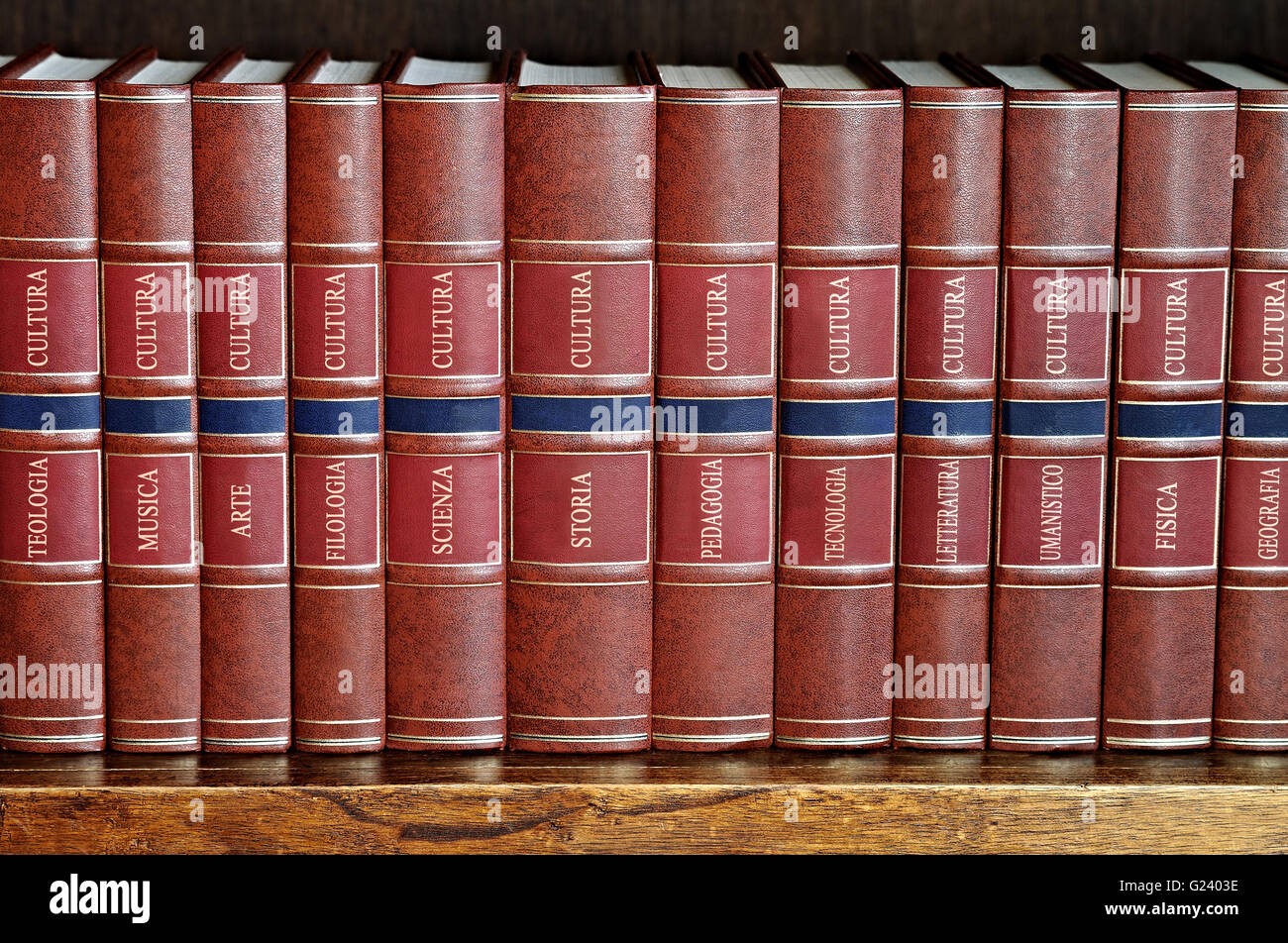 Reihe von Büchern mit braunen Deckel auf einem Regal mit Titeln in italienischer Sprache Stockfoto