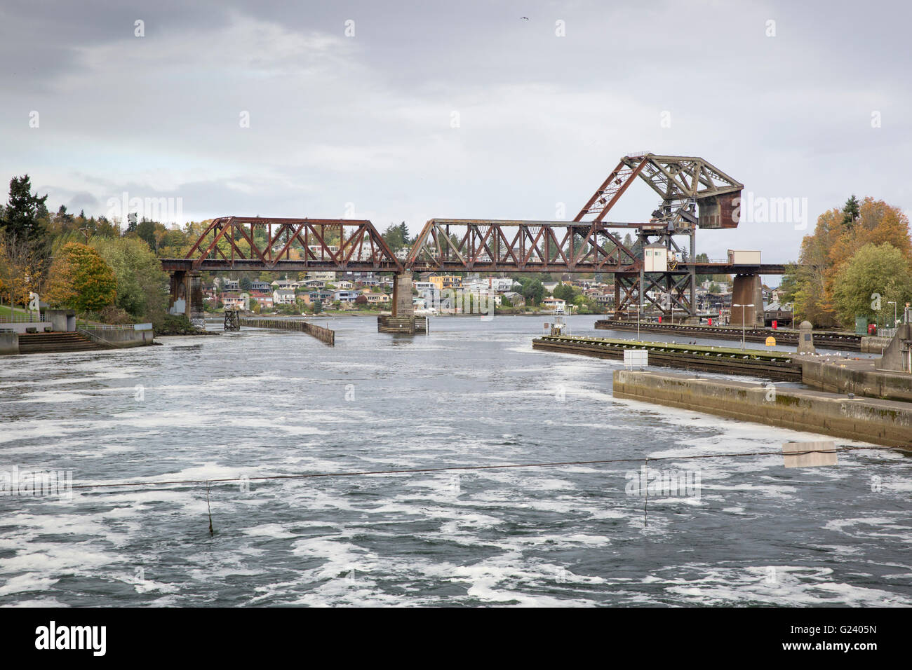 1917-Eisenbahn heben Brücke am westlichen Ende des Lake Washington Ship Canal in Seattle, Washington - die Hubbrücke wird betrieben Stockfoto