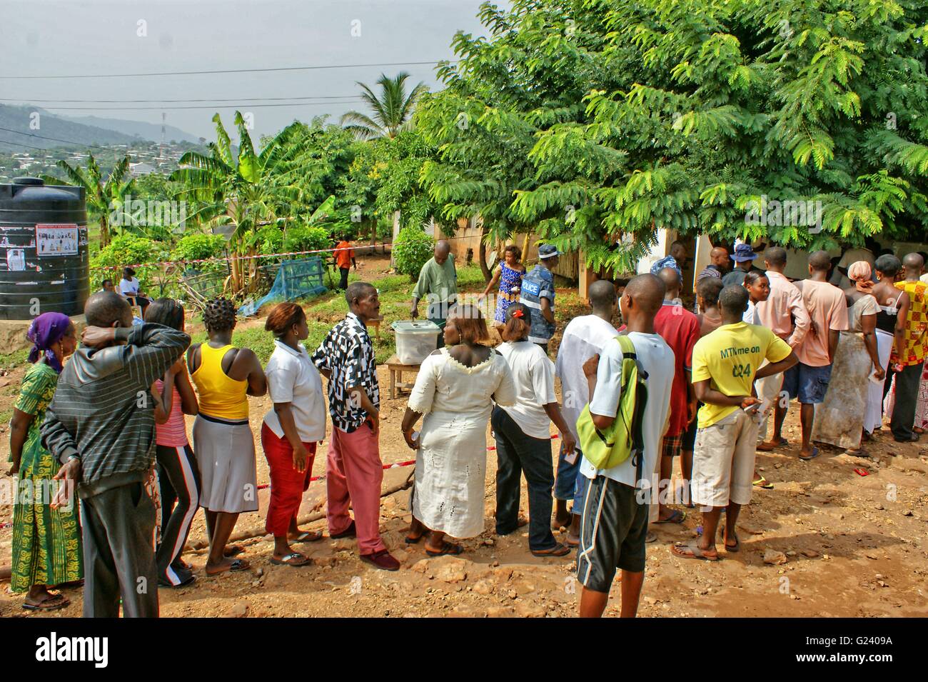 Ghana-Wähler warten geduldig, abstimmen. Mann, der seine Stimme in der geschlossenen Box. Ghana Allgemeine Wahlen. Stockfoto