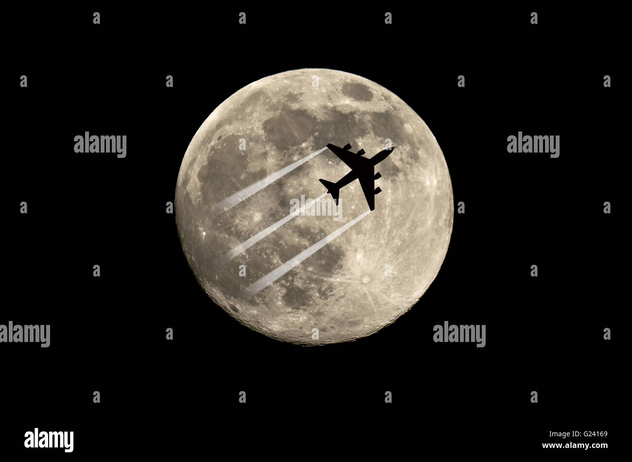 das Profil eines Flugzeugs Silhouette gegen den Mond, Symbol für den Wunsch zu reisen und träumen Stockfoto