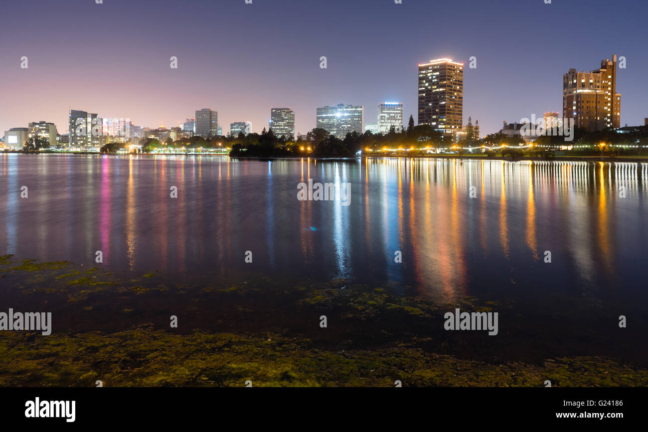 Oakland Kalifornien Gebäude spiegelt sich in Lake Merritt Stockfoto