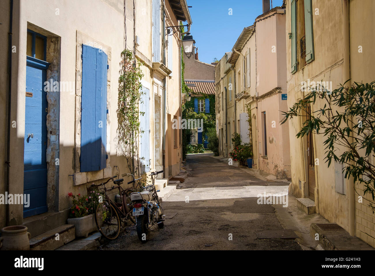 Eine schmale Seitenstraße in Arles, Frankreich Stockfoto