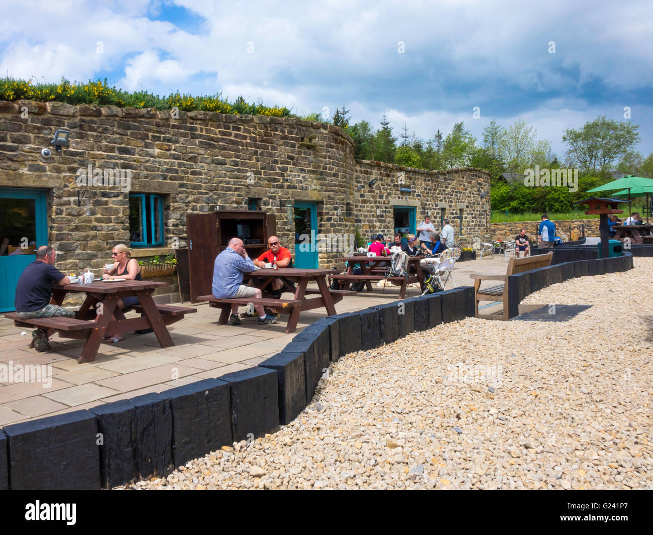 Familie Gruppen genießen Sonnenschein im beliebten Herrn Steinen Café in den Cleveland Hills North Yorkshire Moors Nationalpark Stockfoto