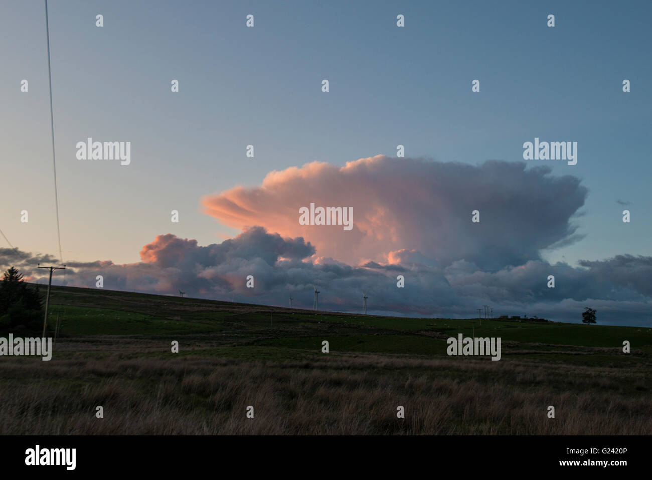 Seltsame Wolkenformationen über Carron-Valley in Stirlingshire, Schottland an einem Mai-Abend angezeigt. Stockfoto
