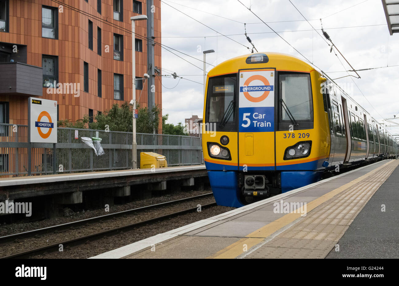 Ein Klasse 378 Capitalstar London overground-Zug (Nummer 378 209) kommt an Homerton Overground Station auf dem Weg nach Stratford Stockfoto