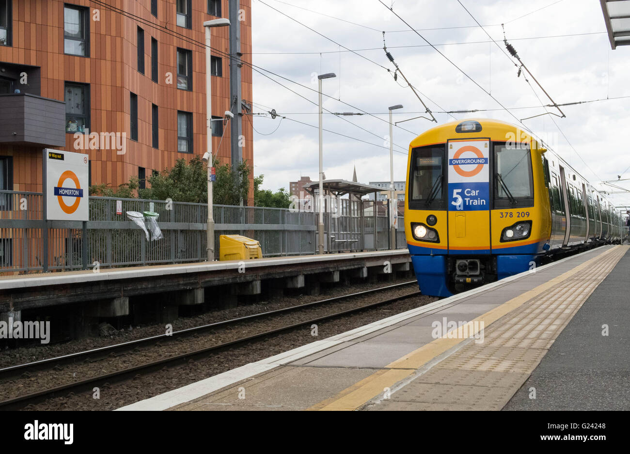 Ein Klasse 378 Capitalstar London overground-Zug (Nummer 378 209) kommt an Homerton Overground Station auf dem Weg nach Stratford Stockfoto