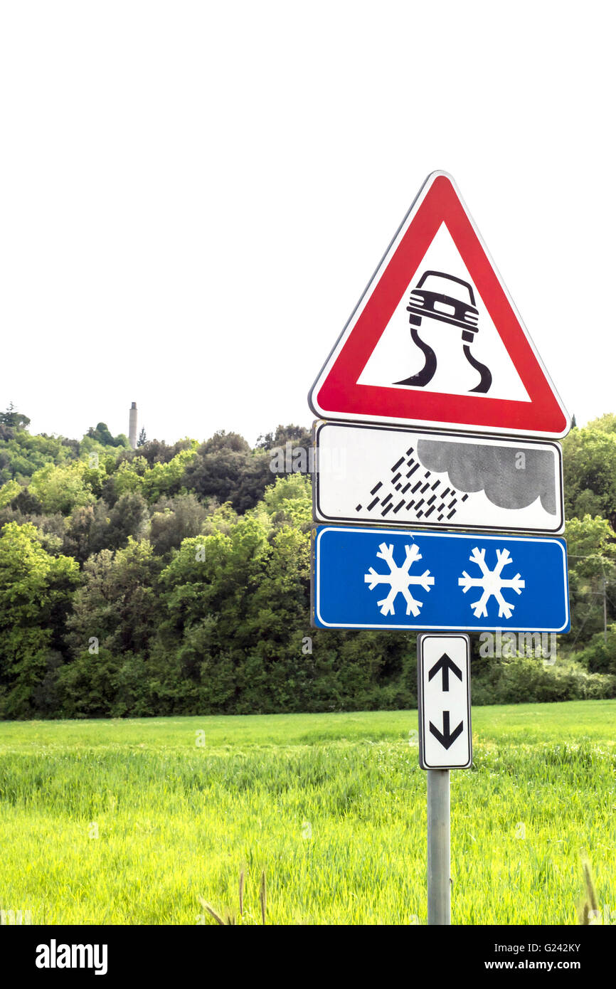 Straße Zeichen Achtung Kurven voraus auf der Wiese Stockfoto