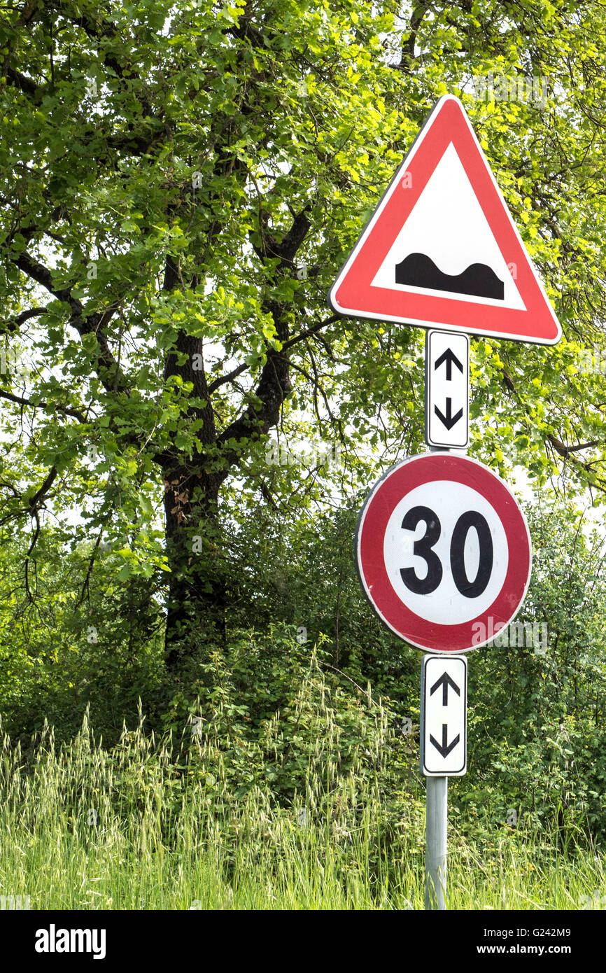 Road Sign Vorsicht Bremsschwellen Ahead auf der Wiese Stockfoto