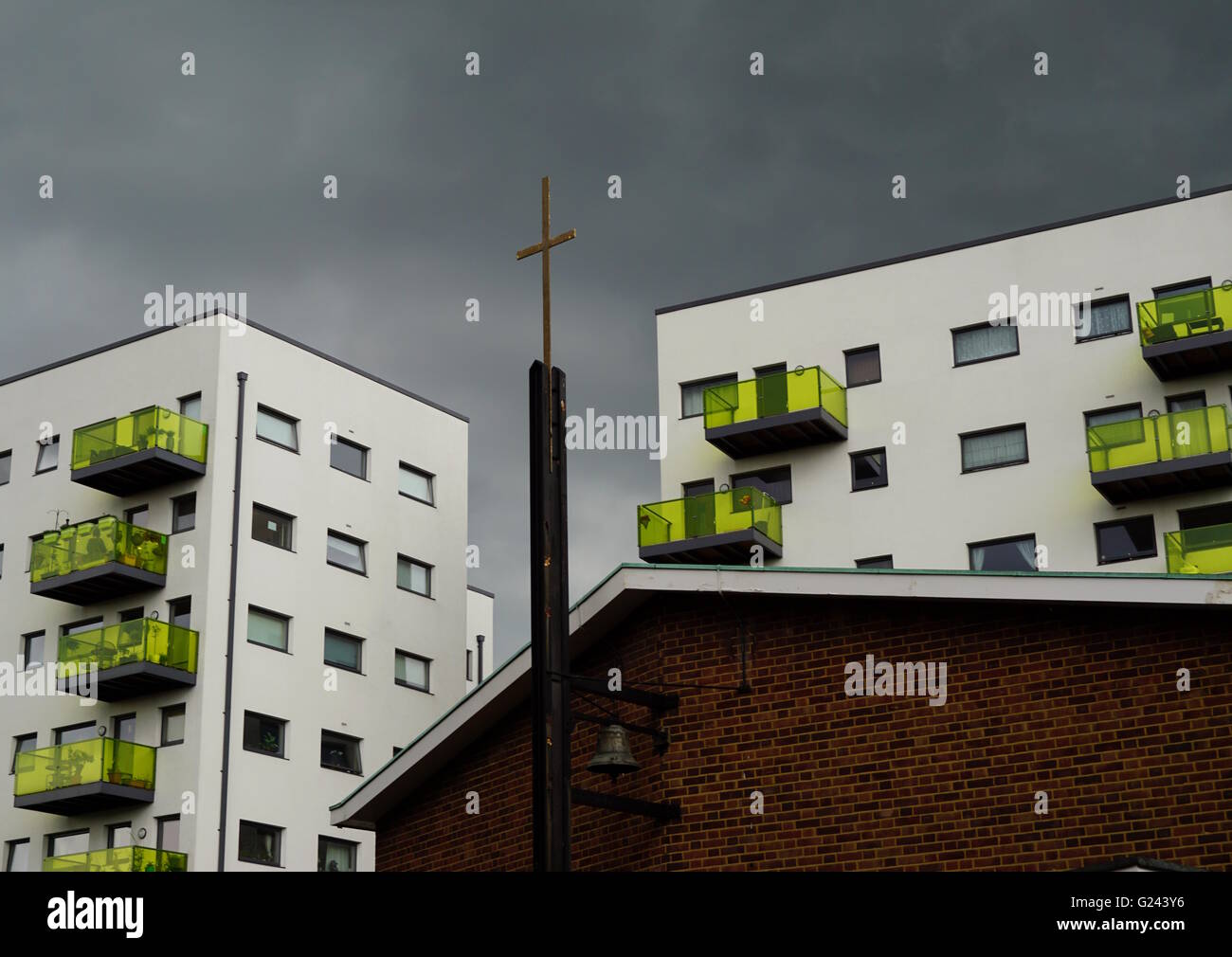 Sozialwohnungen und Kirche. Stockfoto