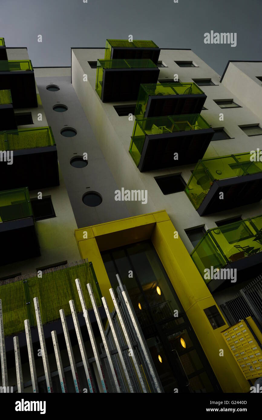 Sozialer Wohnungsbau-Block mit markanten gelben Balkons. Stockfoto