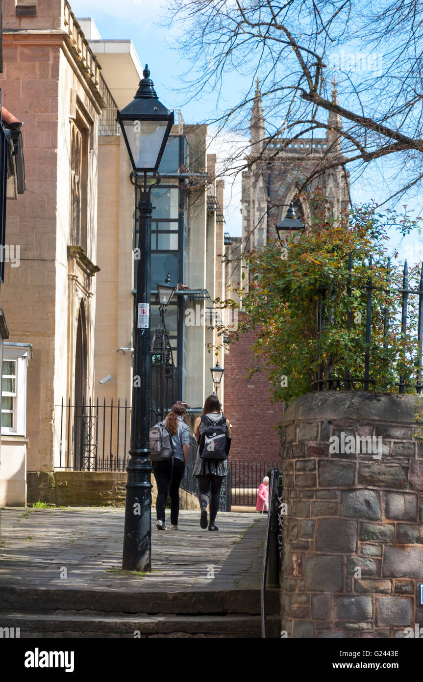 Studenten, die zu Fuß in der Nähe von University of Bristol, England, UK Stockfoto