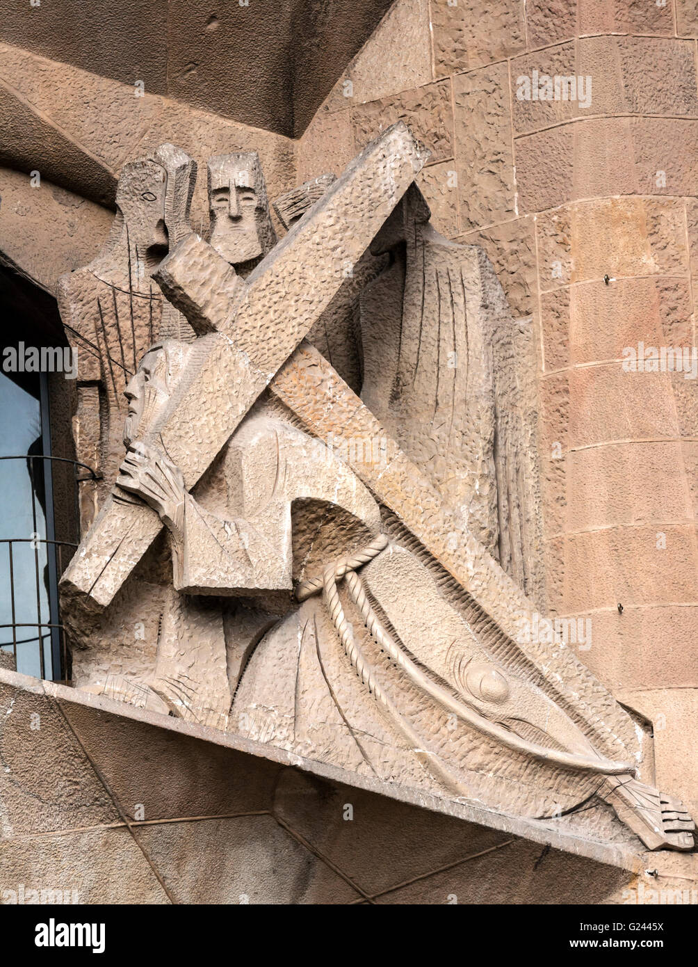 Abstrakte Skulptur Darstellung Christus mit einem Kreuz von Antonio Gaudi, Kathedrale Sagrada Familia, Barcelona, Katalonien, Spanien. Stockfoto