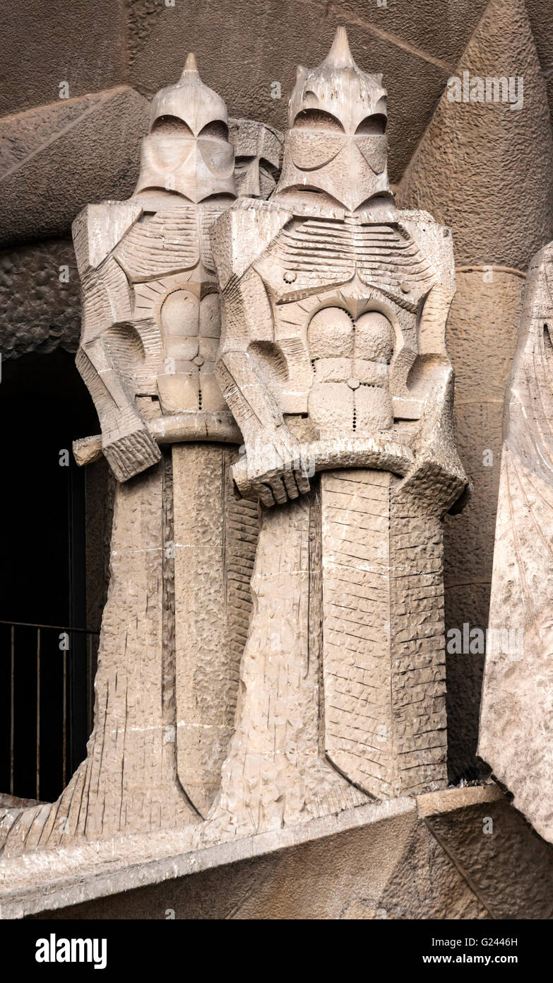 Zwei Ritter abstrakte Skulpturen von Antonio Gaudi auf der Kathedrale Sagrada Familia, Barcelona, Katalonien, Spanien. Stockfoto