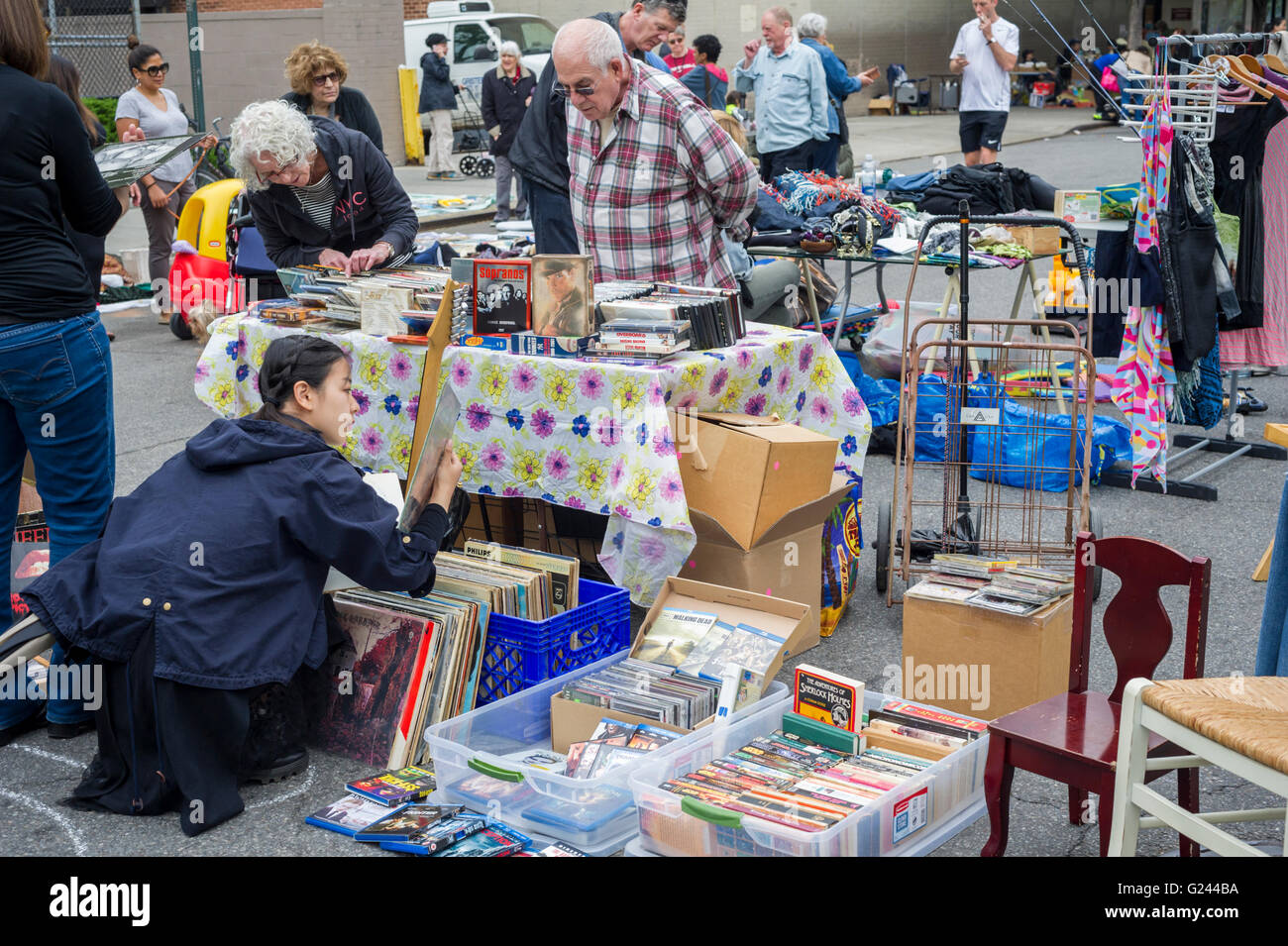 Käufer suchen Sie nach Schnäppchen bei humongous Penn Süden Flohmarkt im New Yorker Stadtteil Chelsea auf Samstag, 21. Mai 2016. Der Flohmarkt erscheint wie Brigadoon, nur einmal jährlich, und die Bewohner der Baugenossenschaften Penn Süd 20 einen Schrank Reinigung Extravaganz haben. Shopper aus der Stadt gekommen, um der Flohmarkt zieht Tausende auf der Durchreise.  (© Richard B. Levine) Stockfoto