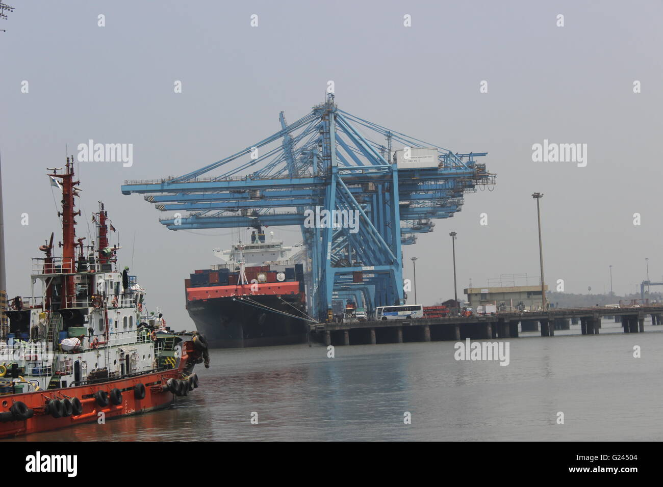 Schlepper in Richtung Schiff in der Ferne am Hafenterminal Stockfoto