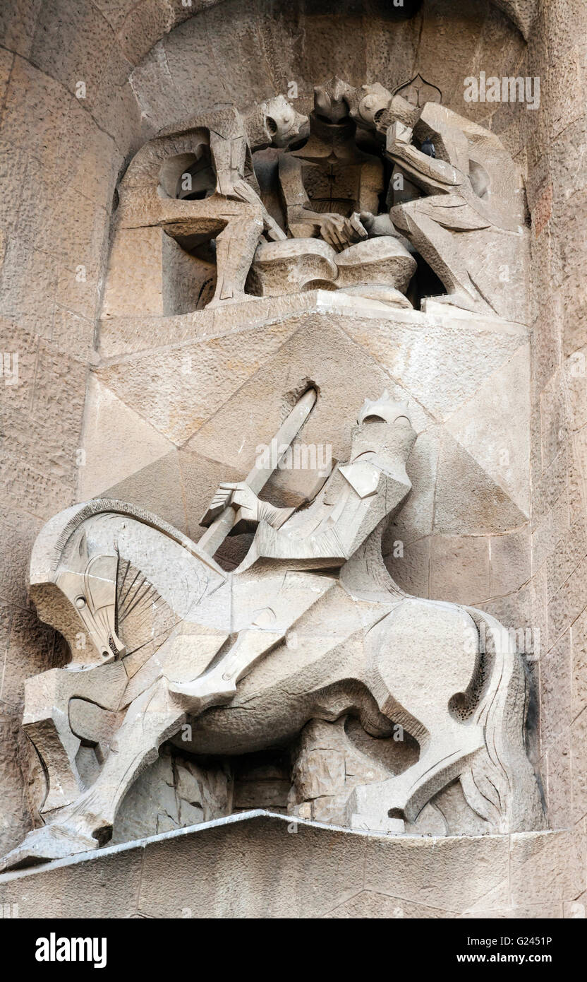 Detail eines Ritters auf dem Pferderücken und drei andere Ritter Skulptur auf die Kathedrale Sagrada Familia, Barcelona, Katalonien, Spanien. Stockfoto