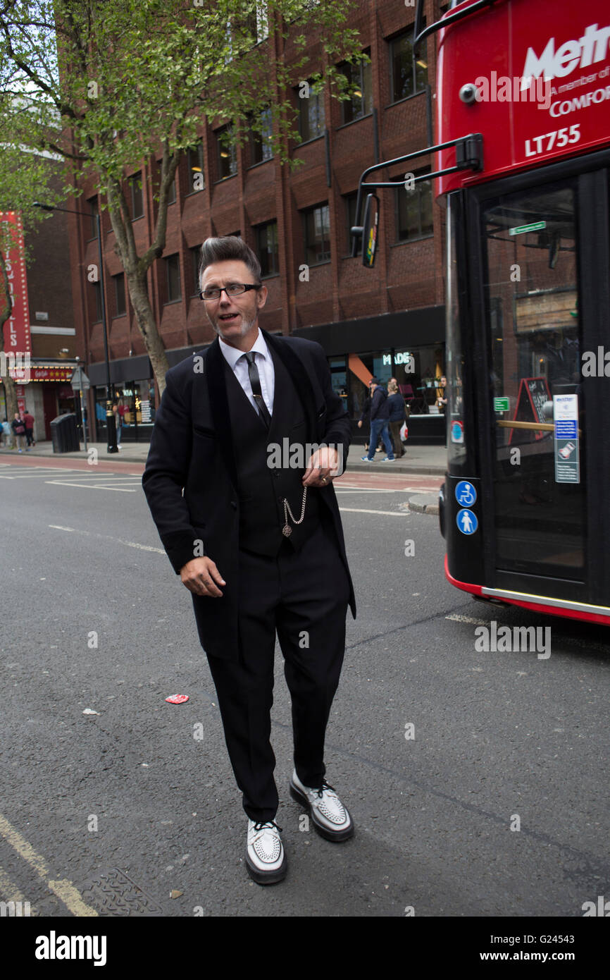 Teddy Boys sammeln vor einem Pub in Soho einen 40. Jahrestag ihrer berüchtigten März im Anschluss an die BBC zu protestieren, dass sie wollten mehr Rock And Roll im Radio, die sie heute am 14. Mai 2016 in London, Vereinigtes Königreich neu erstellt. Teddy Boy, auch bekannt als Ted, ist eine britische Subkultur versinnbildlicht durch Männer tragen Kleider, die zum Teil, durch die Stile inspiriert wurden, getragen von Dandys in der edwardianischen Zeit, die Schneider versucht hatte, in Großbritannien nach dem zweiten Weltkrieg wieder einzuführen. Es ist manchmal ungenau geschrieben, dass der Teddy Boy Stil und Phänomen in Großbritannien während der Mitte der 1950er Jahre als erschien eine Stockfoto