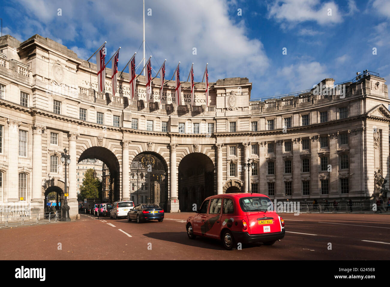 Admiralty Arch entworfen von Sir Aston Webb, der Mall, London, England. Stockfoto