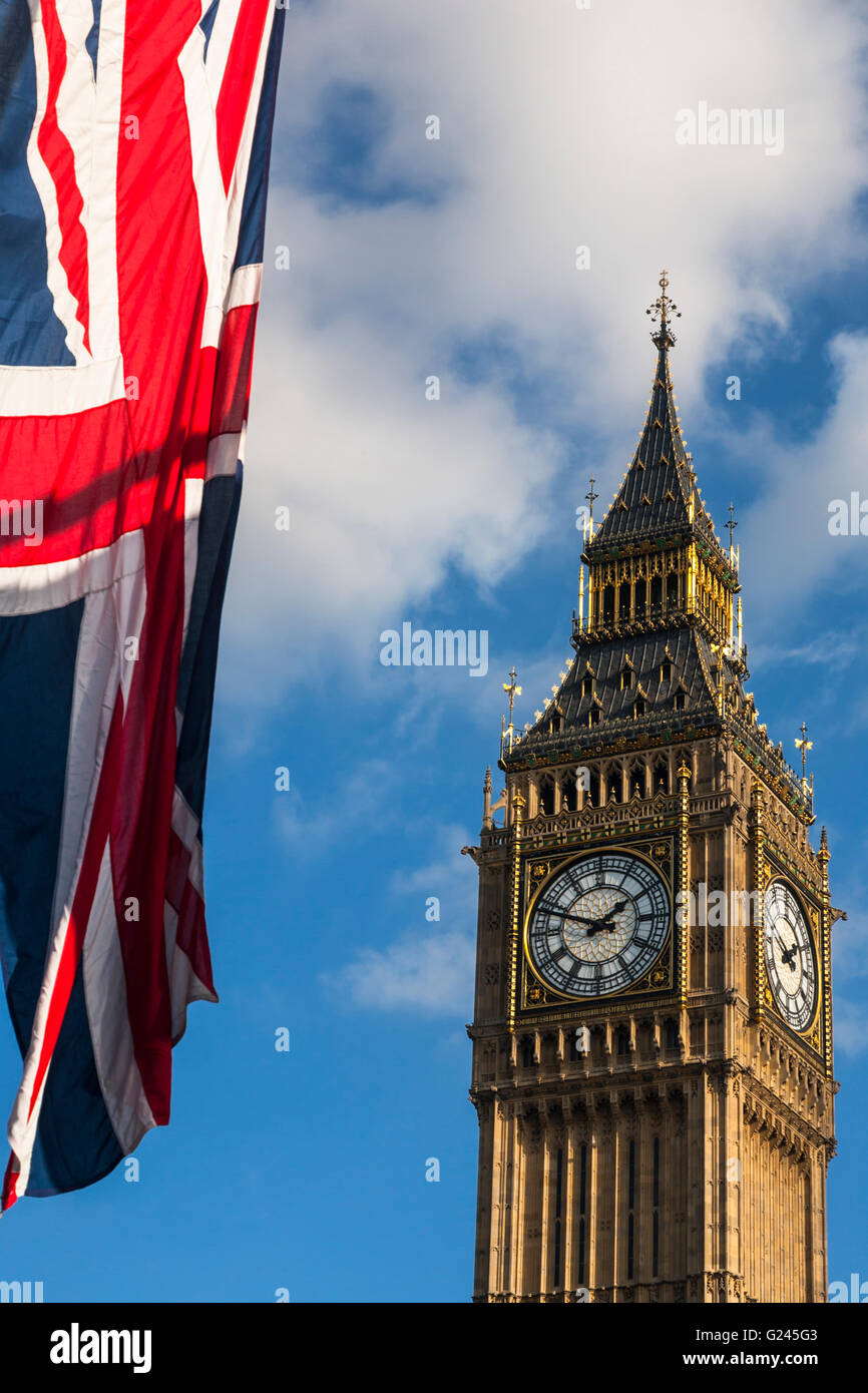 Big Ben (Elizabeth Tower) und der Union Jack Flagge, Westminster, London, England. Stockfoto