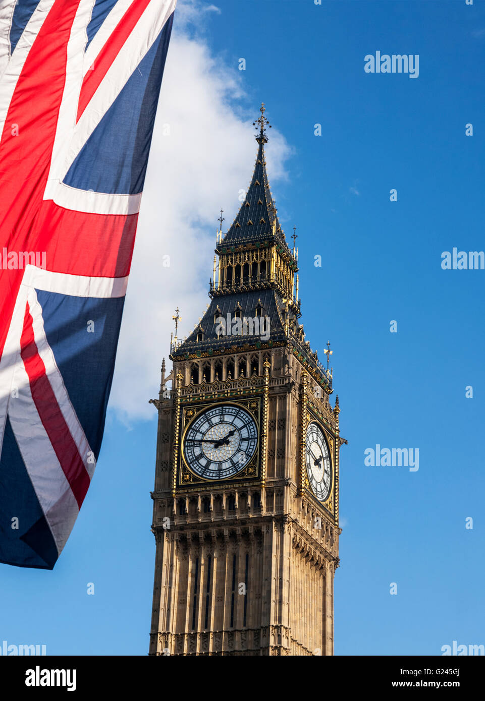 Big Ben (Elizabeth Tower) und der Union Jack Flagge, Westminster, London, England. Stockfoto