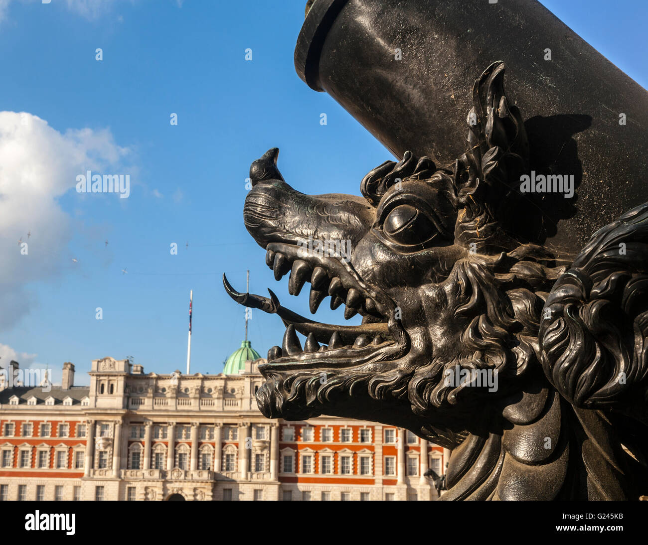 Detail der Cadiz-Denkmal und das Old Admiralty Building im Hintergrund, Horseguards Parade, London, England. Stockfoto