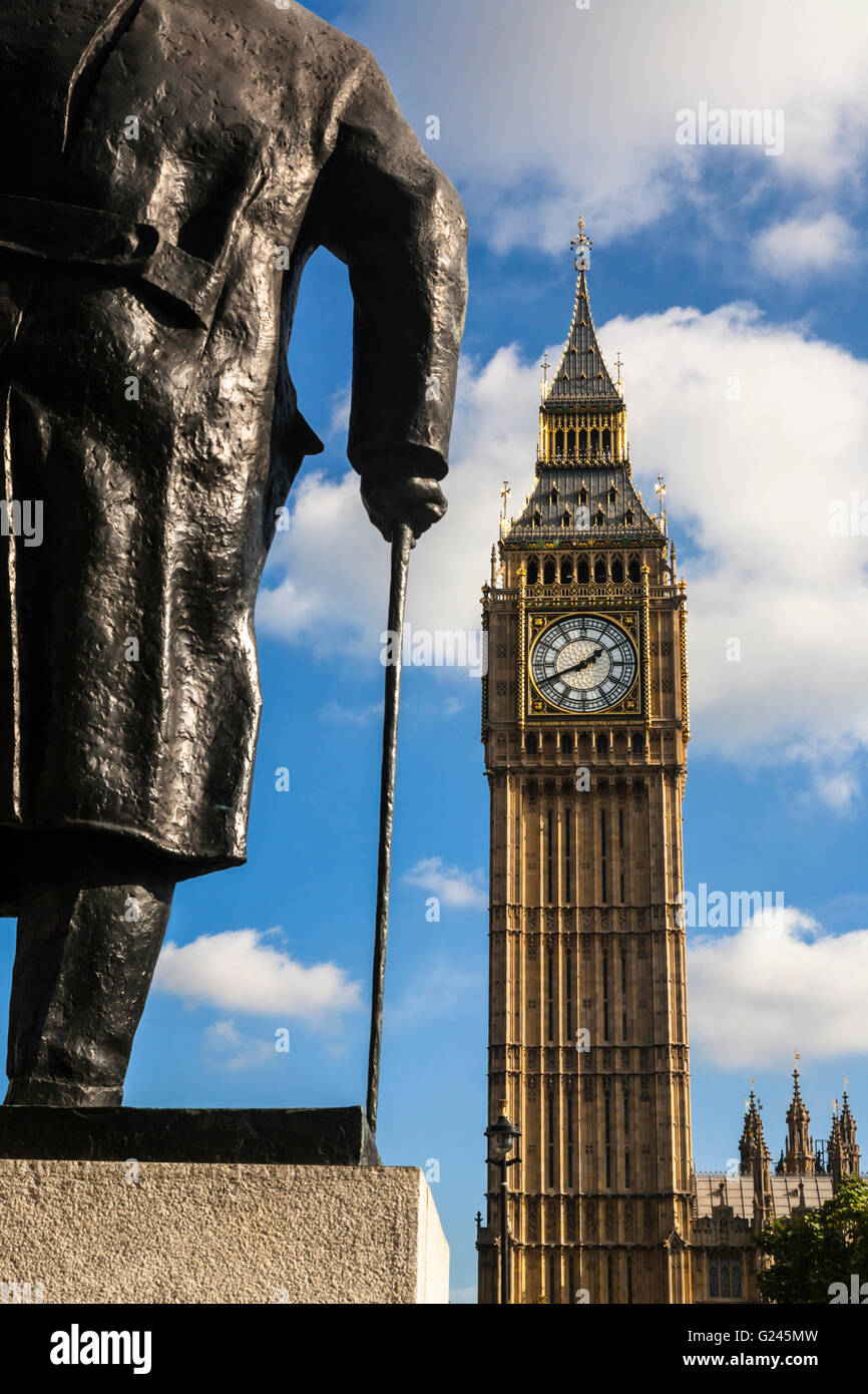 Elizabeth Tower (Big Ben) und Winston Churchills Statue, Parliament Square, London, England. Stockfoto
