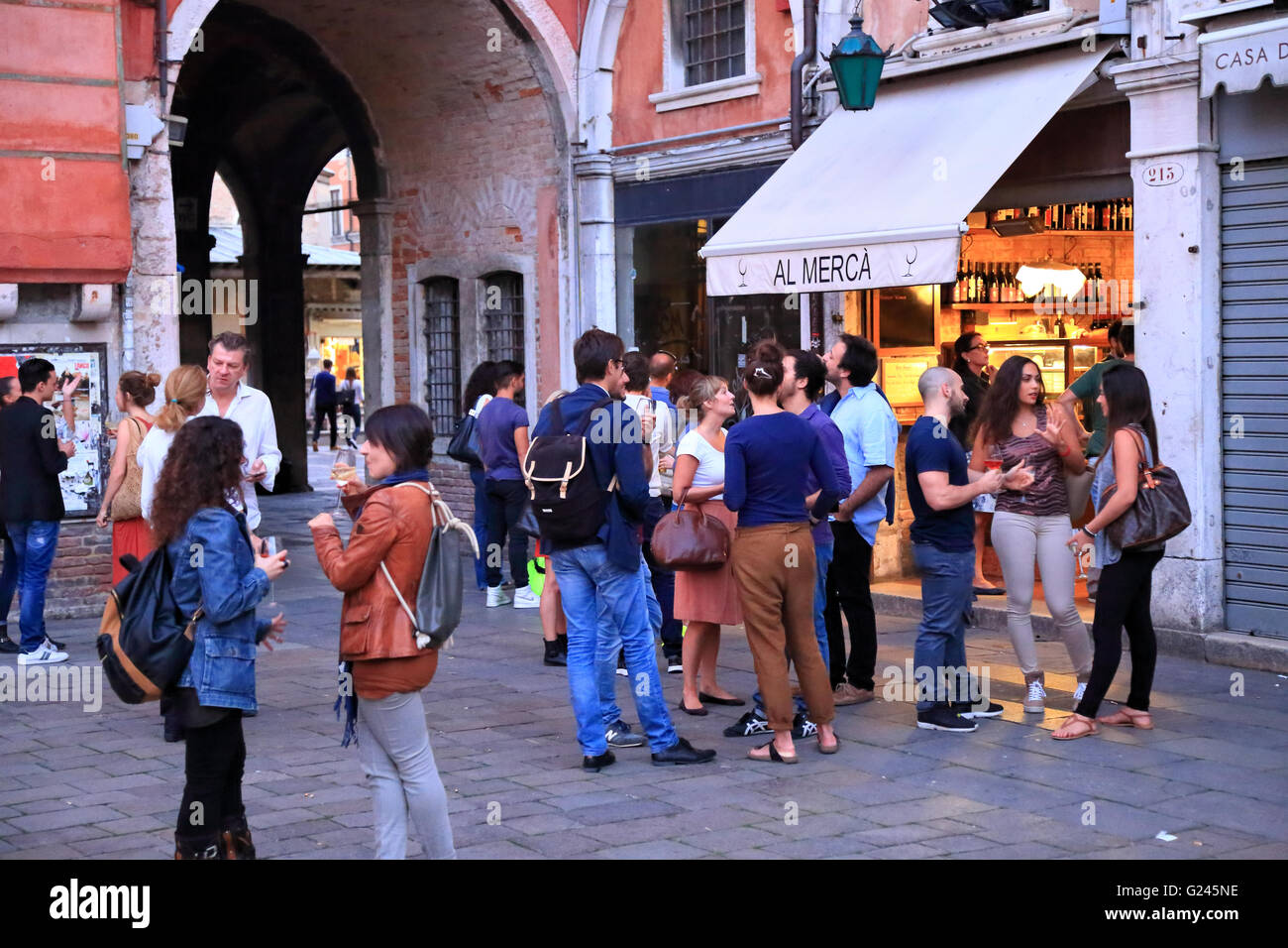 Cicchetti Wine Bar 'Al Mercà' - Partyabendessen in Venedig Stockfoto