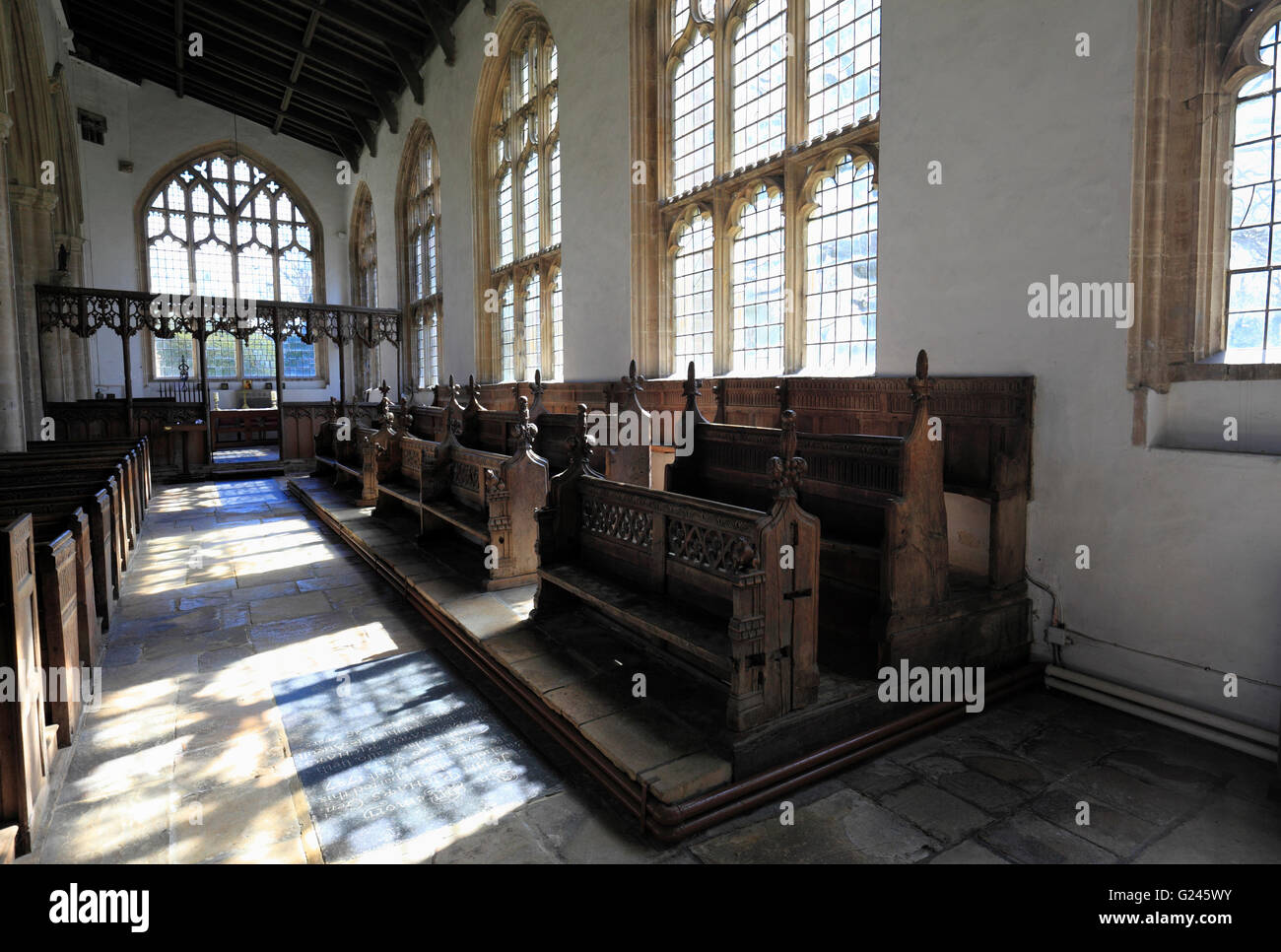 Bänke im Seitenschiff an die Kirche von Walpole St Peter, Norfolk, England. Stockfoto