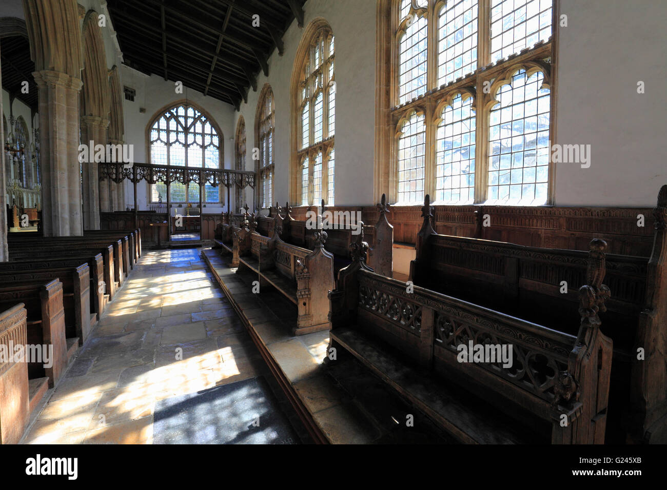 Bänke im Seitenschiff an die Kirche von Walpole St Peter, Norfolk, England. Stockfoto