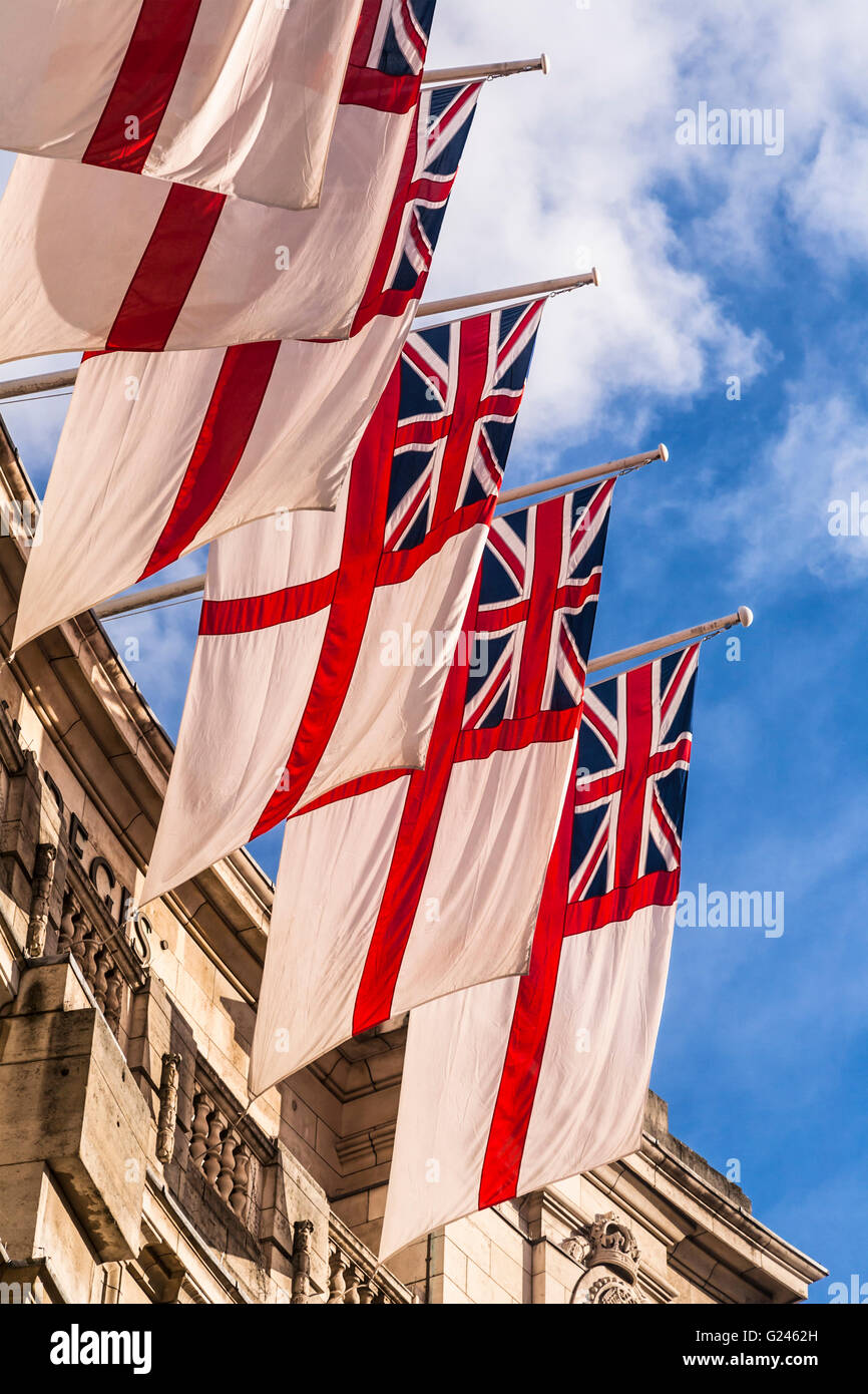 White Ensign Flaggen auf dem Display an Admiralty Arch, London, England. Stockfoto
