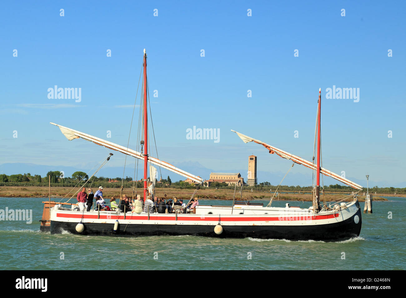 Lagune von Venedig-Tour in einem traditionellen Fischerboot vorbei Insel Torcello. Stockfoto