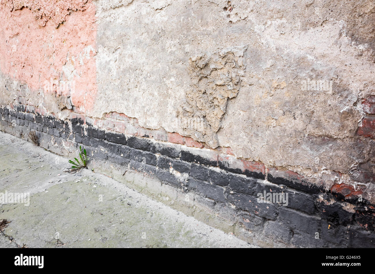 Abstrakte grungy innen Hintergrund, alte Mauer mit beschädigten verputzen und graue Betonboden Stockfoto