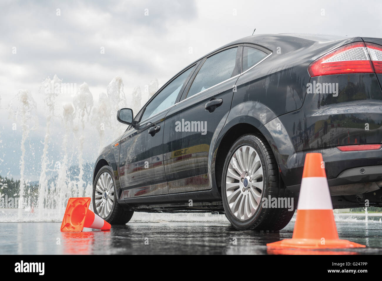 Auto Bildung Schule, bevor die Wasserbarriere Stockfoto