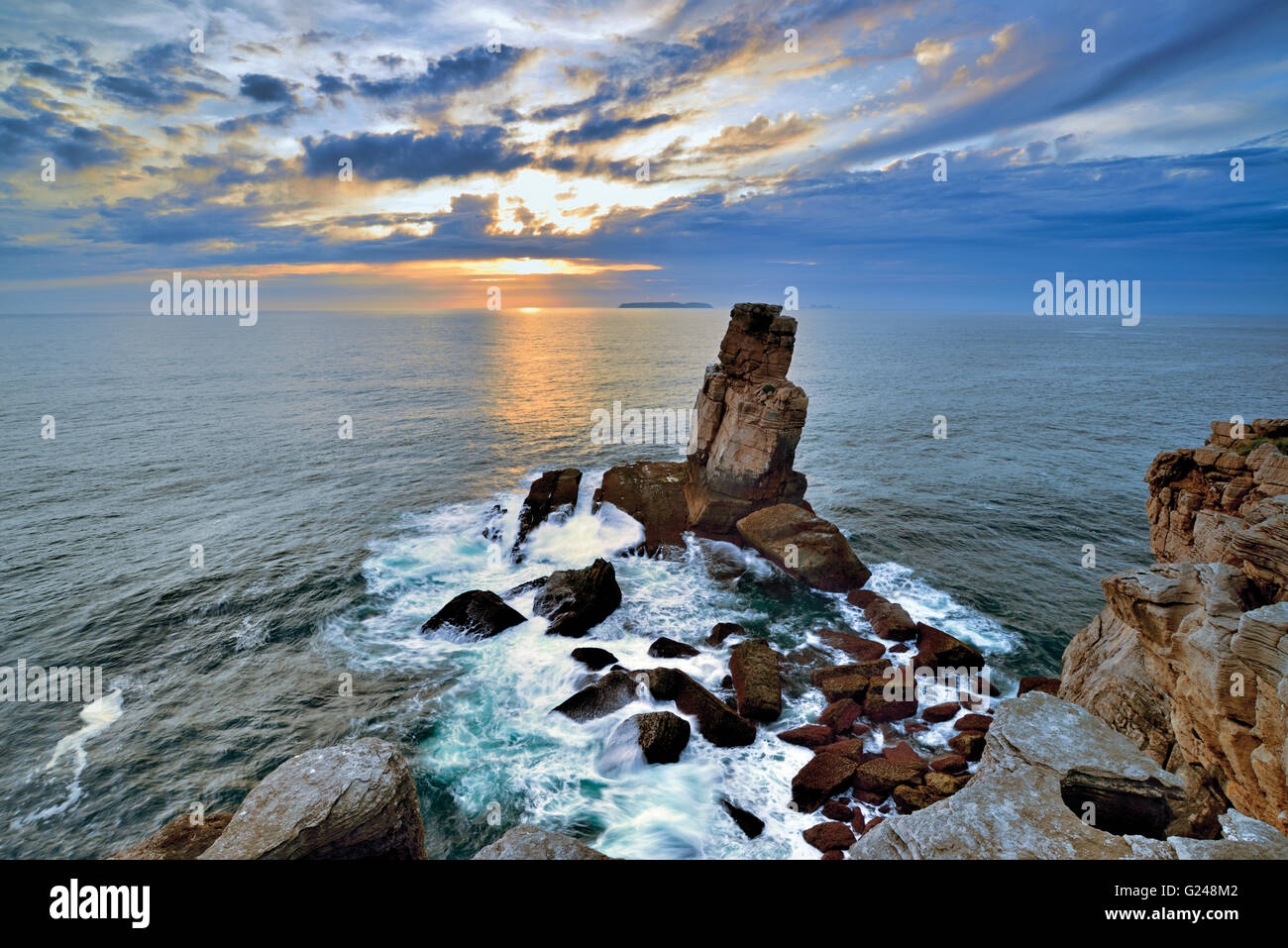 Portugal, Mitte: Malerische Sonnenuntergang mit rock Formation 'Nau Dos Corvos' am Cape Carvoeiro Stockfoto