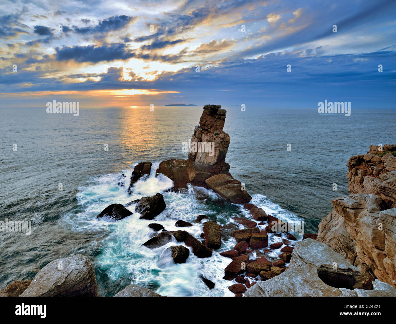 Portugal, Mitte: Malerische Sonnenuntergang mit rock Formation 'Nau Dos Corvos' am Cape Carvoeiro Stockfoto
