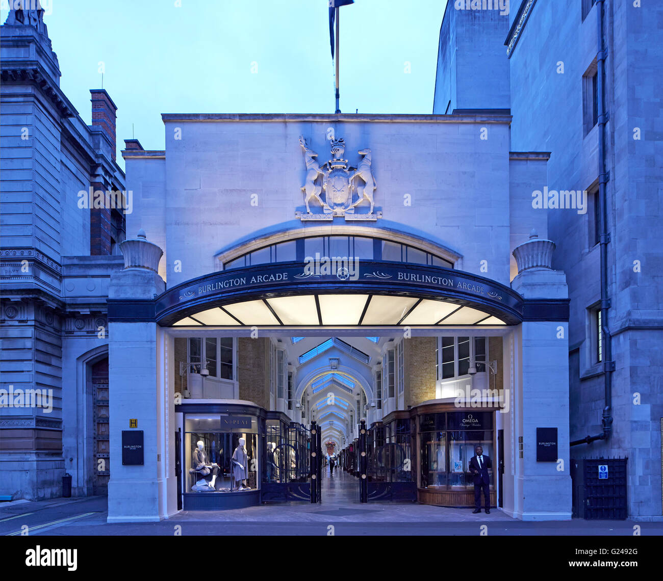 Außenansicht von Burlington Gardens in der Abenddämmerung. Burlington Arcade, London, Vereinigtes Königreich. Architekt: n/a, 1819. Stockfoto