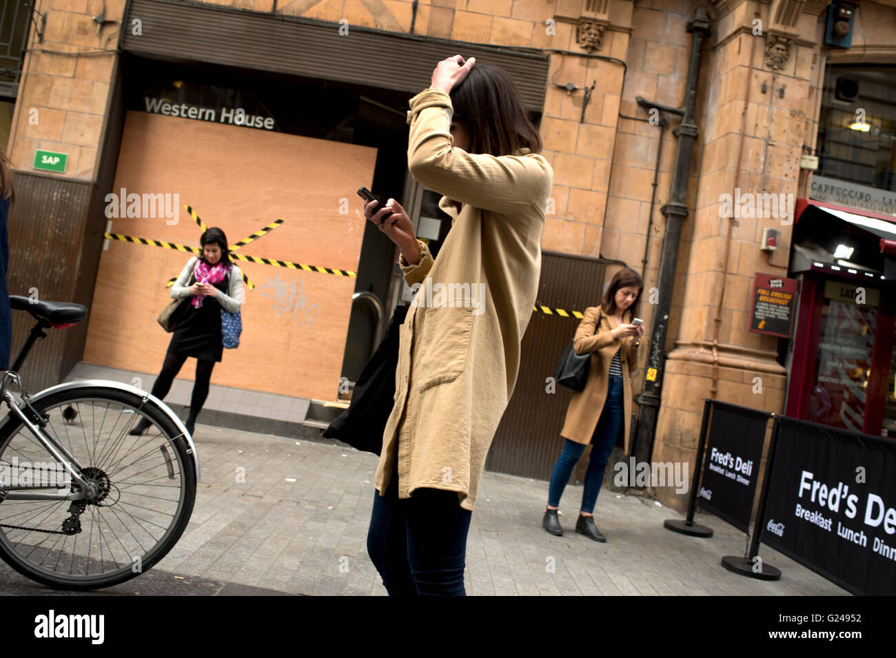 London. Oxford Circus. Drei Frauen mit dem Telefon. Stockfoto