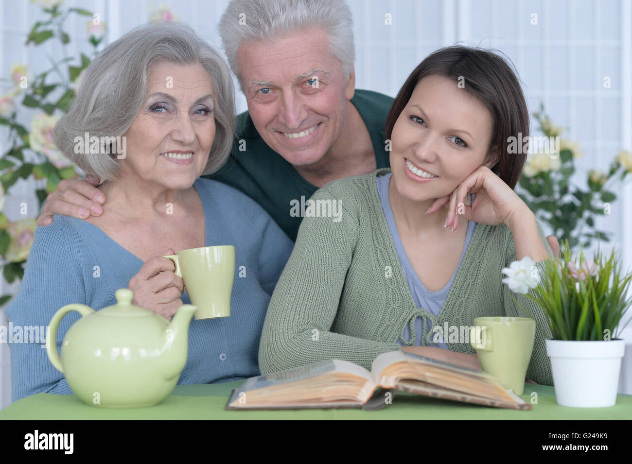 Erwachsene Tochter mit älteren Eltern Stockfoto