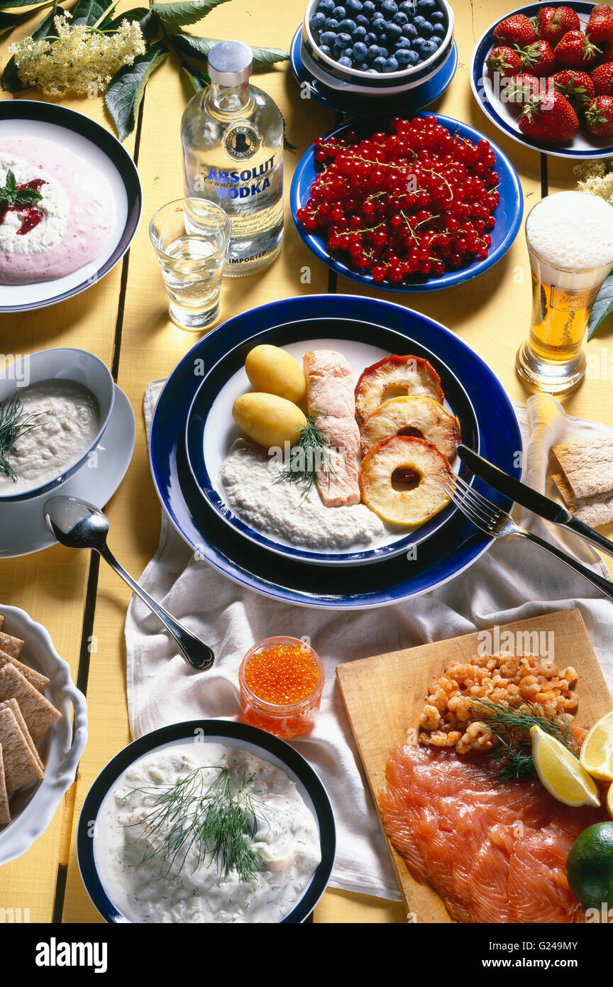 Schwedische nationale Küche, Räucherlachs, Heringssalat, Pochiertes Lachsfilet mit Topinambur-Sauce und Bratäpfel Stockfoto