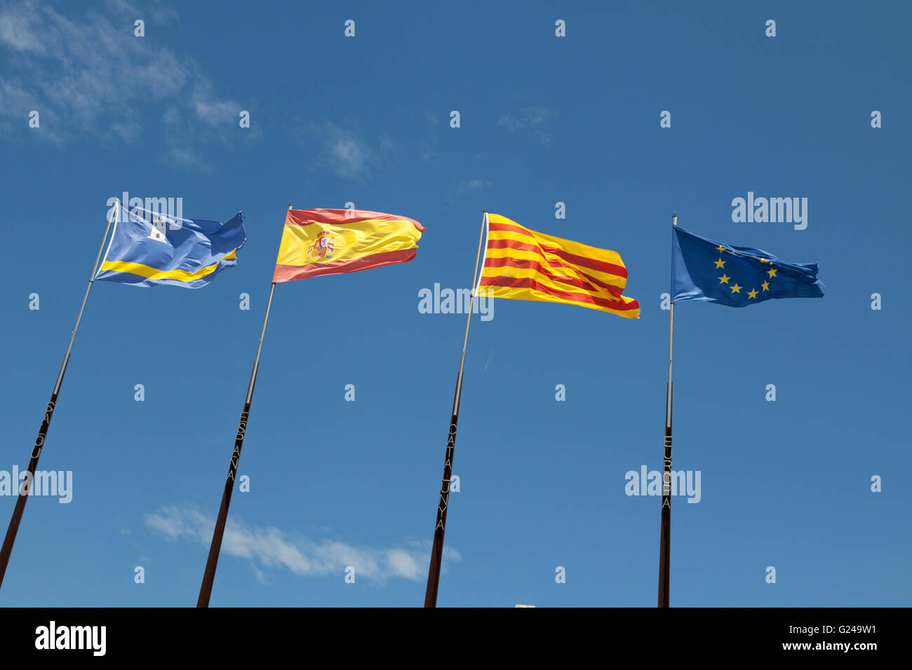 Flaggen der spanischen Regionen auf Fahnenmasten gegen blauen Himmel, Salou, Katalonien, Europa Stockfoto