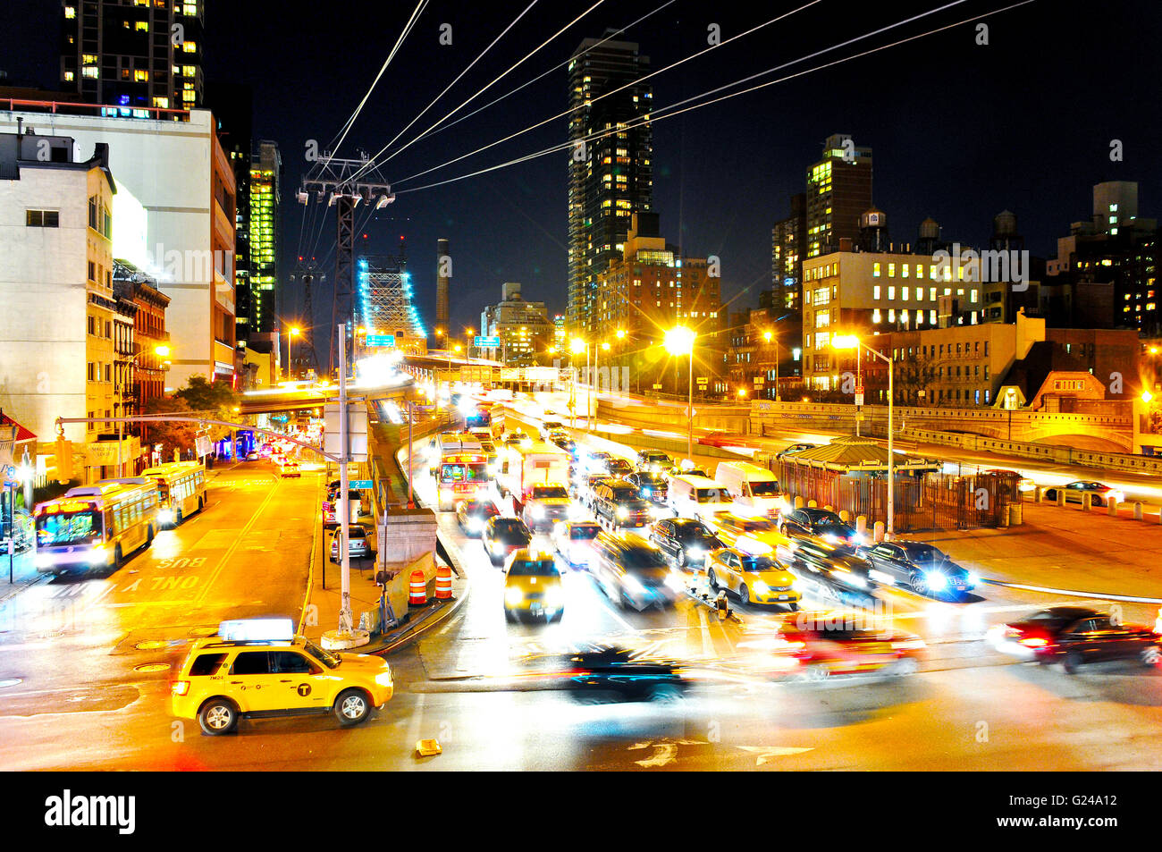 Am Abend Feierabendverkehr eingeben und unter Umgehung der Ed Koch Queensborough Bridge oder 59th Street Bridge, Midtown Manhattan Stockfoto