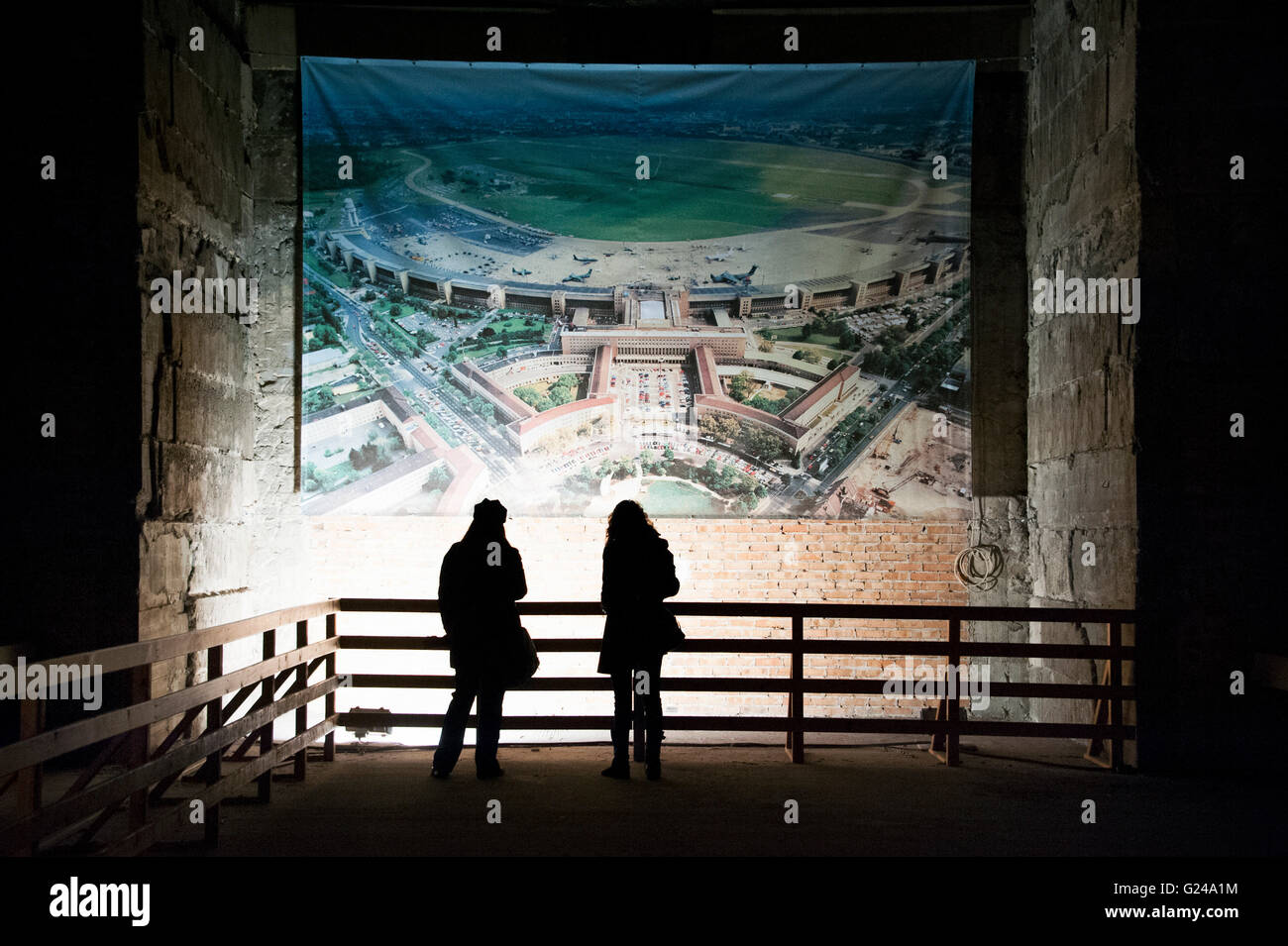 Besucher beobachten eine Luftaufnahme des Flughafens in einer großen Halle, Tour versteckte Plätze am Flughafen Tempelhof, Berlin, Deutschland Stockfoto