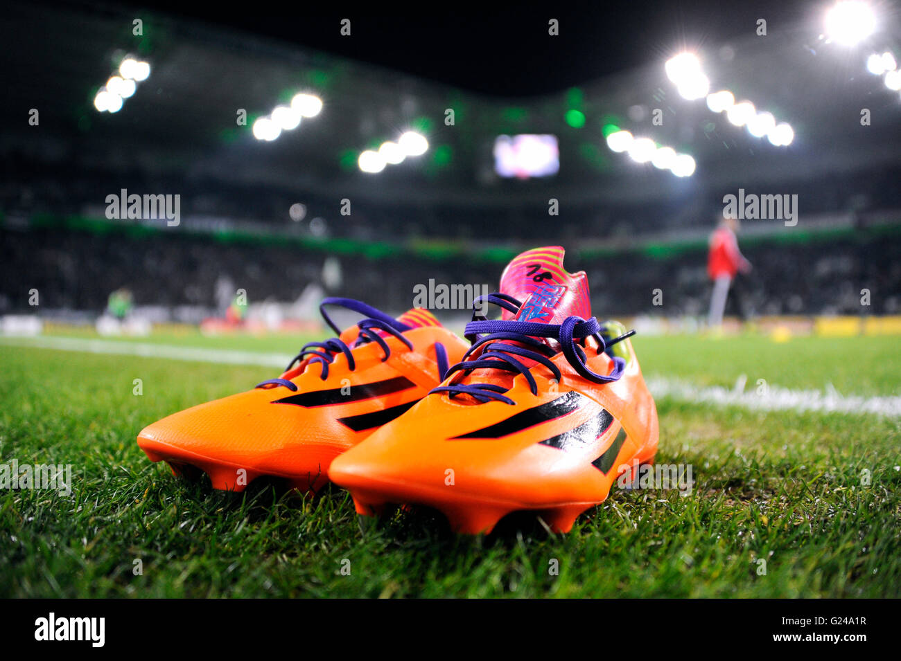 Orangefarbene Fußballschuhe Adidas am Rande des Spielfeldes, Borussia-Park, Mönchengladbach, Nordrhein-Westfalen, Deutschland Stockfoto