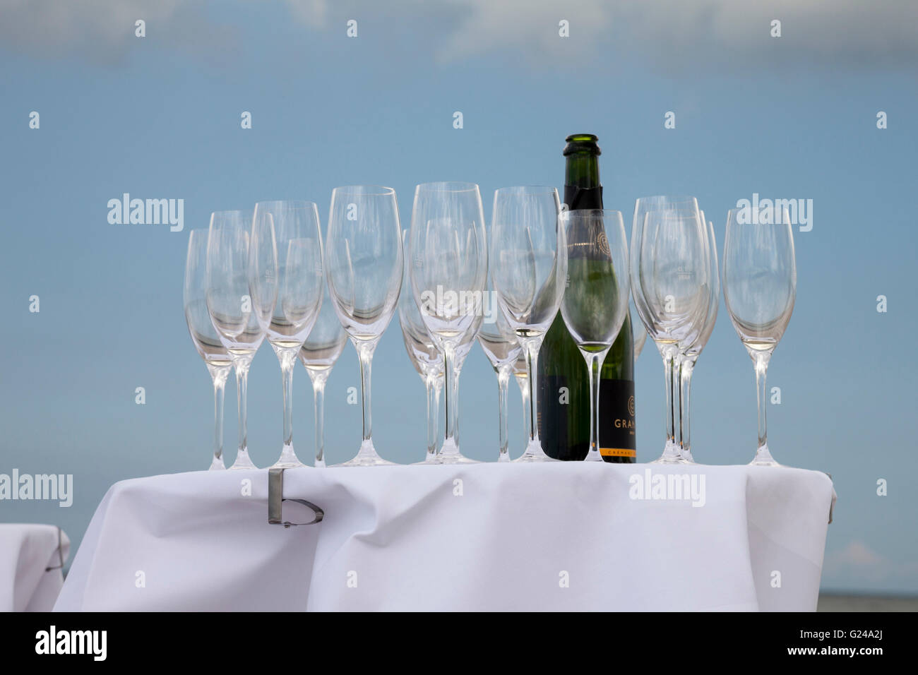 Stehtisch mit Champagner-Gläser und eine Flasche Champagner, Deutschland Stockfoto